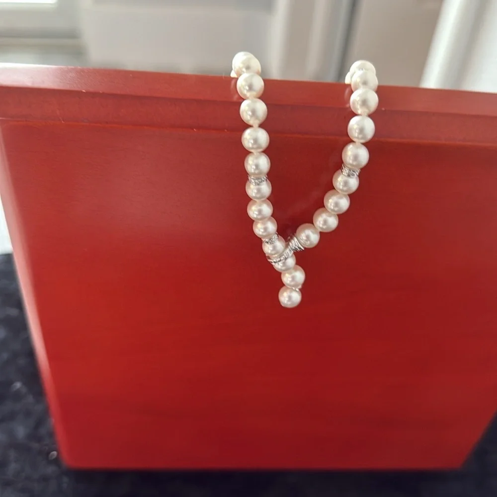Vintage 20 inch high quality costume pearl necklace.
FINAL MARKDOWN. - Picture 9 of 11